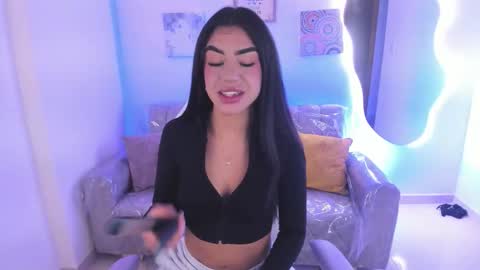 Snapshot of charlote_cowell_sub_ chatting on 02/07/26, 07:06 online show from 02/07/26, 07:06