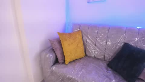 Snapshot of charlote_cowell_sub_ chatting on 02/11/26, 04:23 online show from 02/11/26, 04:23