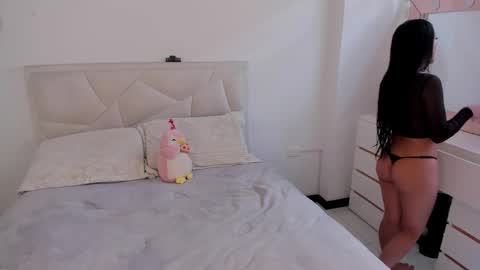 Snapshot of charlote_cowell_sub_ chatting on 02/17/26, 06:25 online show from 02/17/26, 06:25