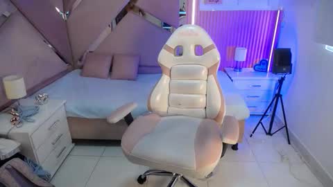 Snapshot of charlotte__ebony_ chatting on 10/11/25, 01:09 Charlotte online show from 10/11/25, 01:09