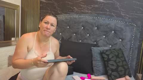 Snapshot of charlotte__g chatting on 03/24/26, 11:04 charlotte online show from 03/24/26, 11:04