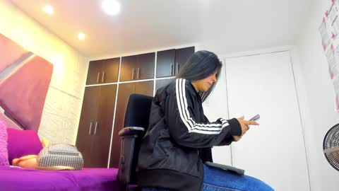 Snapshot of charlotte_icee chatting on 02/03/25, 04:10 Charlotte Icee online show from 02/03/25, 04:10