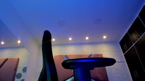 Snapshot of charlotte_icee chatting on 02/19/25, 06:21 Charlotte Icee online show from 02/19/25, 06:21