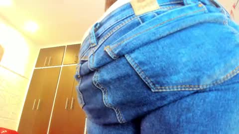 Snapshot of charlotte_icee chatting on 02/24/25, 05:42 Charlotte Icee online show from 02/24/25, 05:42