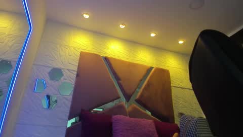 Snapshot of charlotte_icee chatting on 03/12/25, 03:29 Charlotte Icee online show from 03/12/25, 03:29