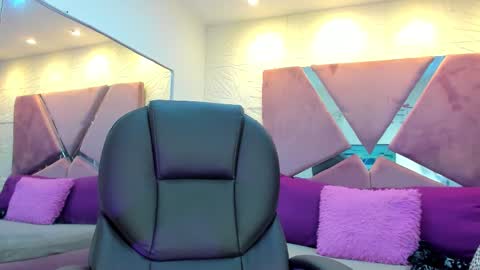 Snapshot of charlotte_icee chatting on 09/19/25, 05:24 Charlotte Icee online show from 09/19/25, 05:24