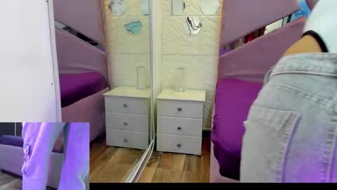 Snapshot of charlotte_icee chatting on 09/29/25, 03:50 Charlotte Icee online show from 09/29/25, 03:50