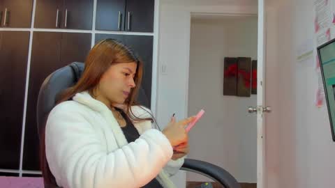 Snapshot of charlotte_icee chatting on 11/16/25, 04:34 Charlotte Icee online show from 11/16/25, 04:34