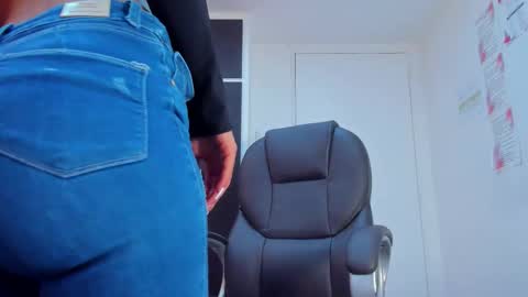 Snapshot of charlotte_icee chatting on 12/04/25, 05:54 Charlotte Icee online show from 12/04/25, 05:54