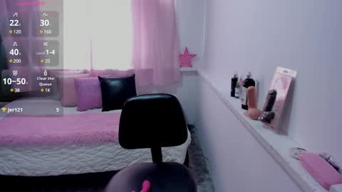 Snapshot of charlotte_jones21 chatting on 12/19/24, 06:01 Laura online show from 12/19/24, 06:01