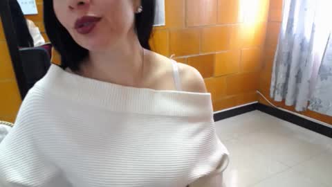 Snapshot of charlotte_temple chatting on 12/19/25, 02:02 Charlotte online show from 12/19/25, 02:02