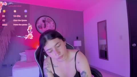 Snapshot of charlottee27_ chatting on 06/25/26, 02:11 Charlottee online show from 06/25/26, 02:11