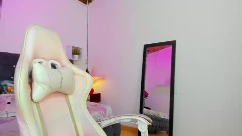 Snapshot of charly_morningstar chatting on 09/24/25, 05:11 Charly online show from 09/24/25, 05:11