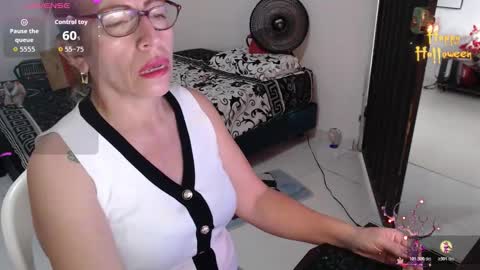 CHAYLA VICTORIA RUIZ  online show from 10/27/25, 08:02