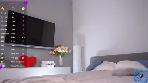 Snapshot of cheekie_breekie chatting on 02/20/26, 06:26 Lia online show from 02/20/26, 06:26