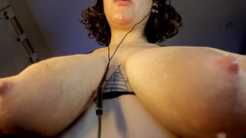 Snapshot of chernoevil666 chatting on 01/14/25, 12:43 Allyss online show from 01/14/25, 12:43