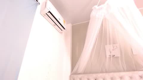 Snapshot of cherrycoloured chatting on 01/10/25, 12:38 Anna online show from 01/10/25, 12:38