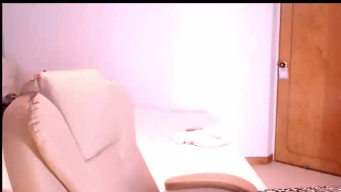 Snapshot of cherrycoloured chatting on 11/17/25, 12:33 Anna online show from 11/17/25, 12:33