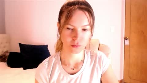 Snapshot of cherrycoloured chatting on 11/19/25, 02:22 Anna online show from 11/19/25, 02:22