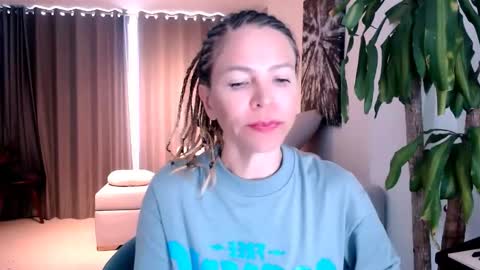 Snapshot of cherrycoloured chatting on 02/03/26, 12:43 Anna online show from 02/03/26, 12:43