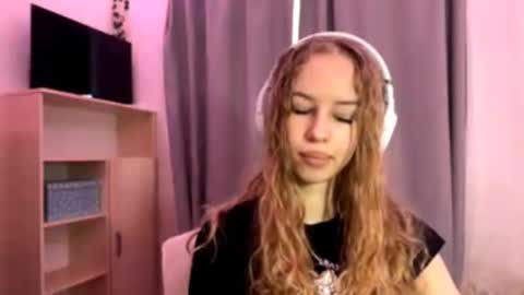 Evie online show from 10/15/25, 05:18