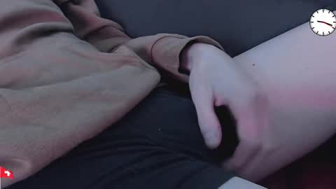 Snapshot of chezmonsieur_g chatting on 10/12/25, 07:18 Grey online show from 10/12/25, 07:18