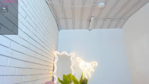 Snapshot of chiara_tay chatting on 02/05/25, 01:37 Chiara online show from 02/05/25, 01:37