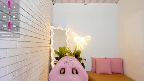 Snapshot of chiara_tay chatting on 02/05/25, 10:22 Chiara online show from 02/05/25, 10:22