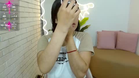 Snapshot of chiara_tay chatting on 02/23/25, 02:18 Chiara online show from 02/23/25, 02:18