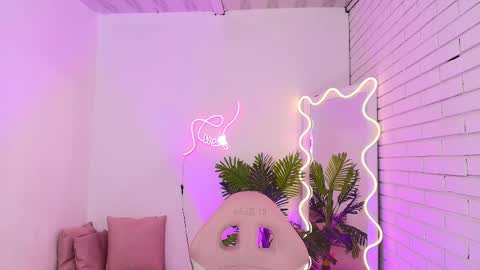 Snapshot of chiara_tay chatting on 02/27/25, 06:50 Chiara online show from 02/27/25, 06:50