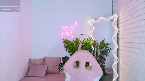 Snapshot of chiara_tay chatting on 03/08/25, 06:54 Chiara online show from 03/08/25, 06:54