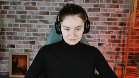 Snapshot of chillsnail_bro chatting on 12/20/25, 09:05 Bella online show from 12/20/25, 09:05