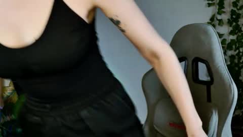 Snapshot of chillsnail_bro chatting on 02/24/26, 09:07 Bella online show from 02/24/26, 09:07