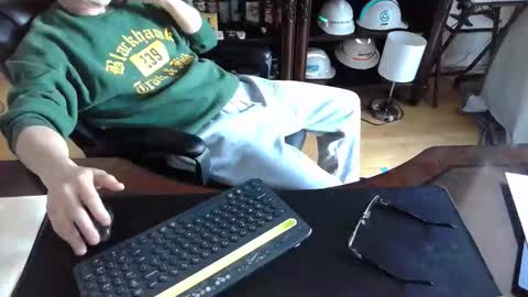 Snapshot of chiphoneman chatting on 03/09/26, 04:00 chiphoneman online show from 03/09/26, 04:00