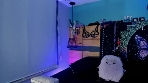 Snapshot of chloaellenn chatting on 05/18/26, 11:21 Chloeallennn online show from 05/18/26, 11:21