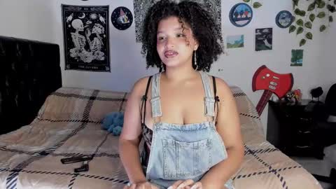 Snapshot of chloe_kisses chatting on 09/14/25, 10:25 chloe_kisses online show from 09/14/25, 10:25