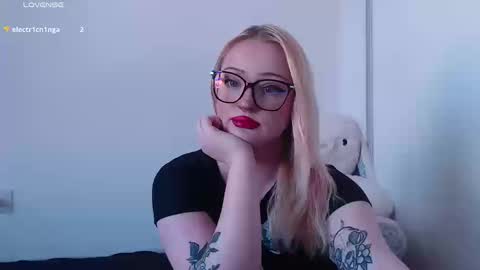 Snapshot of chloe_levine chatting on 09/12/25, 09:15 Chloe Levine online show from 09/12/25, 09:15