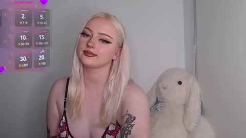 Snapshot of chloe_levine chatting on 09/20/25, 10:00 Chloe Levine online show from 09/20/25, 10:00