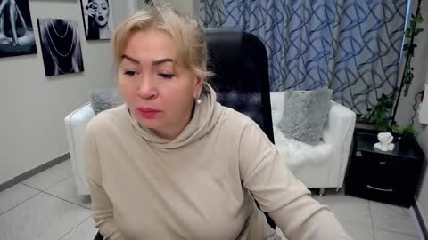 Snapshot of chloe_lo chatting on 10/31/25, 05:41 Chloe online show from 10/31/25, 05:41