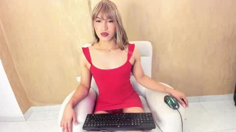 Snapshot of chloe_luxury chatting on 05/12/26, 01:19 chloe_luxury online show from 05/12/26, 01:19
