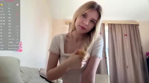 Snapshot of chloe_show chatting on 06/06/26, 11:15 hloe online show from 06/06/26, 11:15