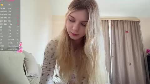 Snapshot of chloe_show chatting on 06/13/26, 11:19 hloe online show from 06/13/26, 11:19