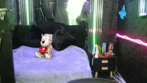 chloe_smith5 online show from 05/06/26, 12:21
