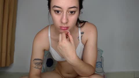 Snapshot of chloe_vahos chatting on 09/23/25, 10:35 Chloe online show from 09/23/25, 10:35