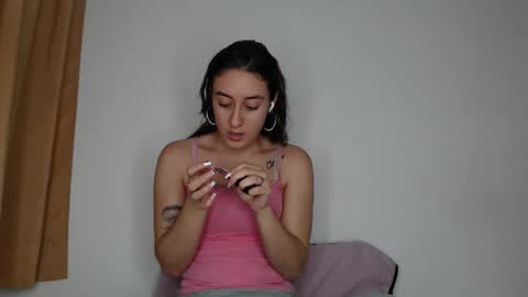 Snapshot of chloe_vahos chatting on 09/26/25, 10:47 Chloe online show from 09/26/25, 10:47