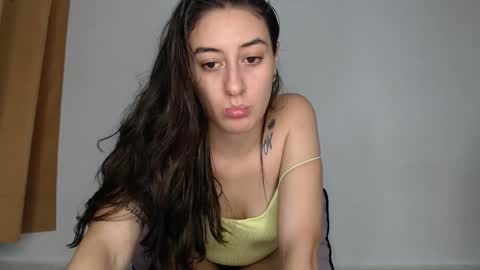 Snapshot of chloe_vahos chatting on 10/10/25, 12:31 Chloe online show from 10/10/25, 12:31