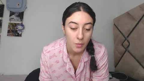Snapshot of chloe_vahos chatting on 10/10/25, 01:32 Chloe online show from 10/10/25, 01:32