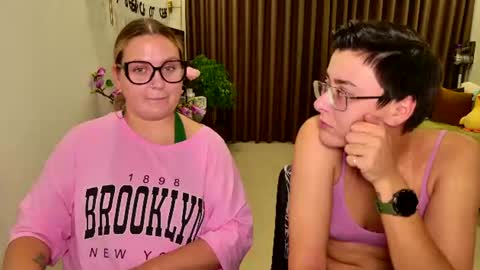 Snapshot of chloe_x_ chatting on 06/20/26, 06:00 Eva and Sandra online show from 06/20/26, 06:00