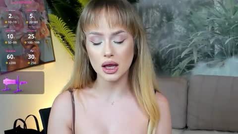 Snapshot of chloeebee chatting on 11/17/25, 08:58 Chloee online show from 11/17/25, 08:58