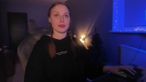 Snapshot of chloegins chatting on 12/17/24, 12:01 chloegins online show from 12/17/24, 12:01